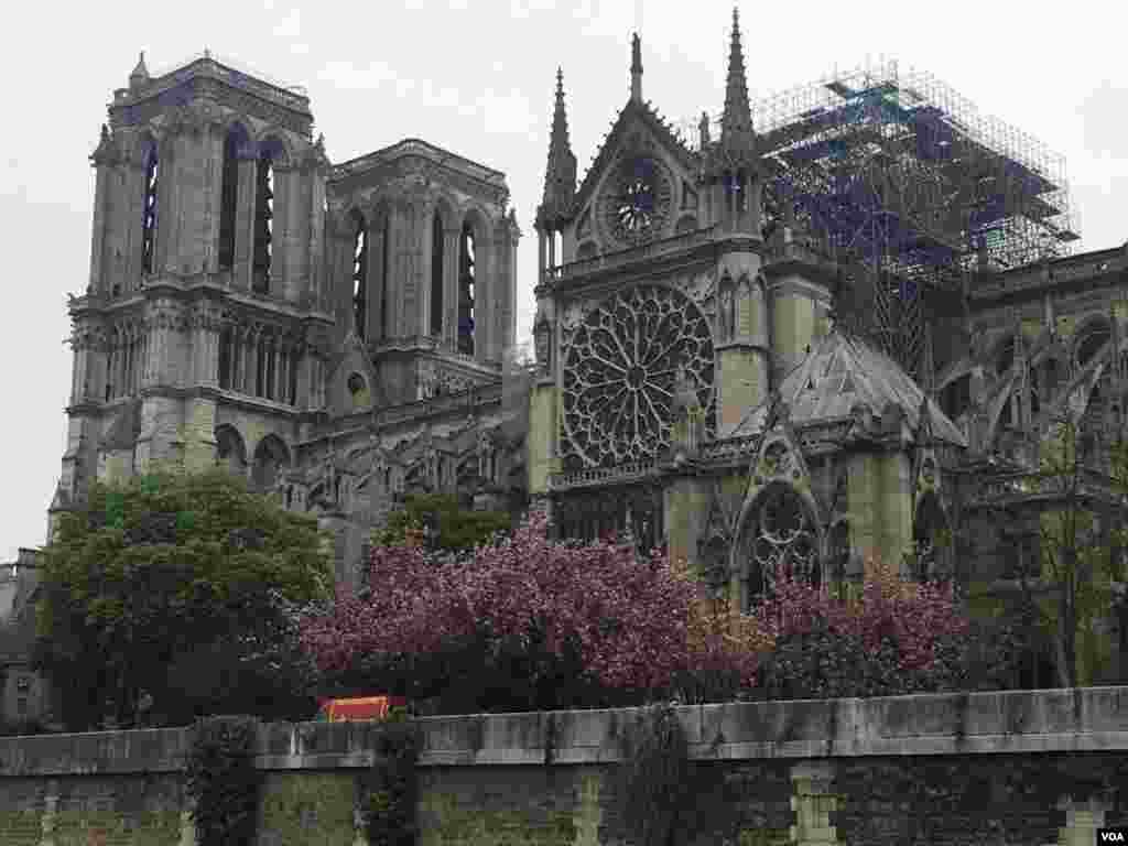 اختصاصی صدای آمریکا | کلیسای نوتردام یک روز پس از آتش سوزی مهیب؛ امانوئل ماکرون، رئیس جمهوری فرانسه برای نوسازی این بنای تاریخی ملی فرانسه فراخوان کمک مالی داده است.