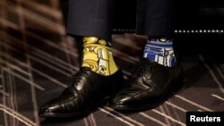 Kaus kaki yang berbeda dikenakan oleh PM Kanada Justin Trudeau (foto: ilustrasi). 