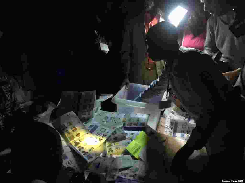 Session de dépouillement dans un bureau de vote à Boutal Bagar, un quartier périphérique de N'Djamena où des centaines de gens en colère n'ont pu voter par manque de bulletins de vote, Tchad, 10 avril 2016. (VOA/Bagassi Koura)