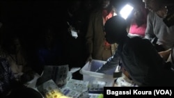 Session de dépouillement dans un bureau de vote à Boutal Bagar, un quartier périphérique de Ndjamena où des centaines de gens en colère n'ont pu voter par manque de bulletins de voter, à Ndjamena, Tchad, 10 avril 2016. VOA Afrique/Bagassi Koura
