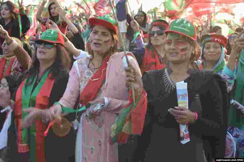 پاکستان تحریک انصاف کے جلسے میں ملک کے مختلف علاقوں سے لوگوں نے شرکت کی۔