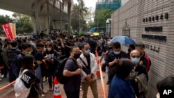 Para pendukung pro-demokrasi antri di luar pengadilan untuk mencoba mengikuti sidang di Hong Kong Senin, 1 Maret 2021. (Foto: AP)