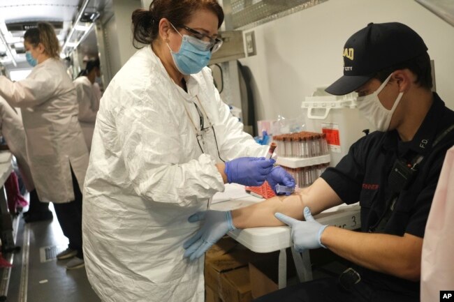 El bombero de Jersey City, Nueva Jersey, Matt Finnerty, se extrajo sangre para detectar anticuerpos contra el coronavirus en un sitio de prueba en Jersey City, el 4 de mayo de 2020.