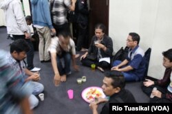 Sejumlah pengunjung menikmati buka bersama dengan takjil yang disajikan dalam gelas beling dan gelas plastik, Senin (13/5/2019). Masjid di Bandung ini tidak menyediakan minuman dalam gelas plastik dalam upaya mengurangi sampah. (Foto: Rio Tuasikal)