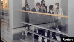 El senador estadounidense Joe Manchin es visto a través de una ventana de vidrio de un vagón de metro mientras recorre las entrañas del Capitolio después de una reunión con funcionarios de la Casa Blanca, el 27 de octubre de 2021.