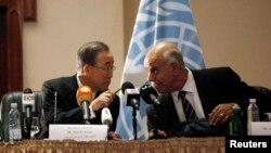 Ông Ban Ki-moon đối thoại với một giới chức Libya.