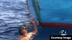 A Vietnamese fisherman repairs his vessel after it was rammed by a Chinese patrol ship that it protecting the waters around a disputed oil rig in the South China Sea, May 18, 2014. (PhoBolsaTV.com)