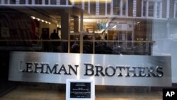 Вывеска Lehman Brothers в витрине аукционного дома Christie's. Лондон, Великобритания