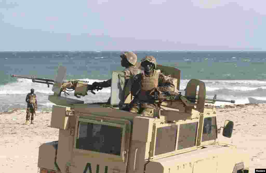 Mid ka mid ah baabuurta AMISOM oo ku sugan Ceel Macaan