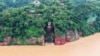 中国四川乐山大佛被洪水“洗脚”。（2020年8月18日）