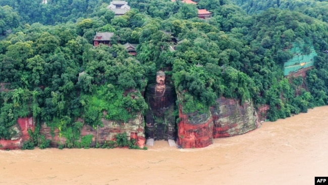 中国四川乐山大佛被洪水“洗脚”。（2020年8月18日）