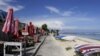 Pantai Pandawa terlihat sepi saat pantai ditutup di tengah pandemi COVID-19 di Kuta Selatan, Bali, 23 Maret 2020. (REUTERS / Johannes P. Christo).