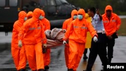 印尼緊急搜救人員星期天將亞航失事班機的部分殘骸,送到一個軍事基地.