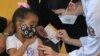 Una niña recibe la primera dosis de la vacuna Pfizer-BioNTech contra el COVID-19, en el hospital Clínicas de Sao Paulo, Brasil, el 14 de enero de 2022.