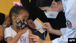 Una niña recibe la primera dosis de la vacuna Pfizer-BioNTech contra el COVID-19, en un hospital de Sao Paulo, Brasil, el 14 de enero de 2022.