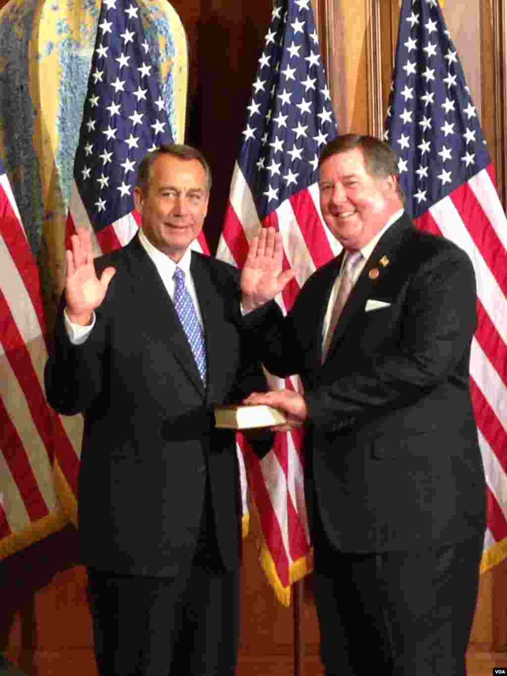 共和党籍议长贝纳(左)主持来自加州的共和党籍众议员肯.卡尔弗特的就职宣誓