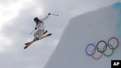 Atlet Oscar Wester dari Swedia dalam latihan ski slopestyle di Sochi (10/2). (AP/Sergei Grits)