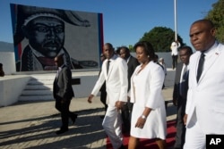 El pesidente de Jovenel Moise (centro), y la primera dama Martine Moise caminan con el primer ministro Jean Henry Ceant al finalizar una ceremonia por el 212 aniversario del asesinato del héroe de la independencia, general Jean-Jacques Dessalines. Puerto Príncipe, Haití, miércoles 17 de octubre de 2018.