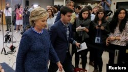 U.S. Democratic presidential nominee Hillary Clinton leaves after an unscheduled news conference on FBI inquiries about her emails after a campaign rally in Des Moines, Iowa, Oct. 28, 2016. 