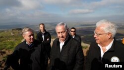 Izraelski premijer Benjamin Netanjahu, američki senator Lindzi Grejem i američki ambasador u Izraelu Dejvid Fridman na granici Izraela i Sirije na Golanskoj visoravni, ranije ovog meseca (Foto: Reuters) 
