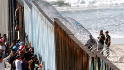 VOA: EE.UU. Grupo de migrantes se enfrenta a ciudadanos en Tijuana