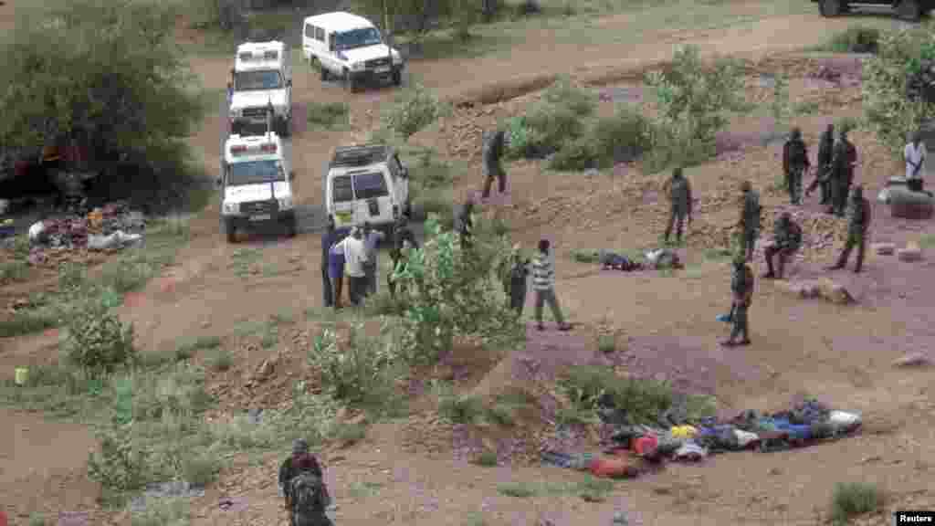 Des équipes de secours alignées près de la carrière où des assaillants ont tué au moins 36 travailleurs dans un village Korome, en dehors de la ville frontalière de Mandera, le 2 décembre 2014.