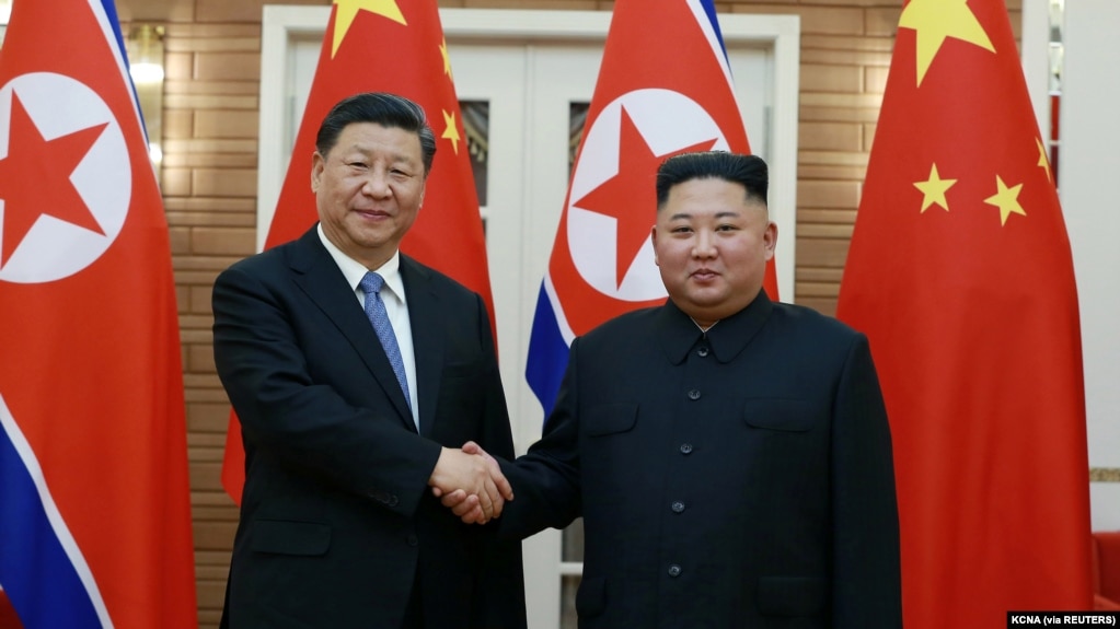 Nhà lãnh đạo Triều Tiên Kim Jong Un, phải, bắt tay Chủ tịch Trung Quốc Tập Cận Bình tại Bình Nhưỡng. (Ảnh do hãng tin KCNA của Triều Tiên công bố ngày 21/6/2019.)