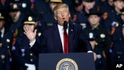 트럼프 대통령이 28일 뉴욕주 롱아일랜드에서 경관들에게 조직폭력 갱단 소탕과 관련한 연설을 하고 있다