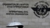 Un piéton passe devant le siège de l'Organisation de l'aviation civile internationale (OACI) à Montréal, Québec, Canada, le 16 juin 2017. REUTERS / Christinne Muschi - RC1E04AD93F0