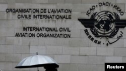 Un piéton passe devant le siège de l'Organisation de l'aviation civile internationale (OACI) à Montréal, Québec, Canada, le 16 juin 2017. REUTERS / Christinne Muschi - RC1E04AD93F0