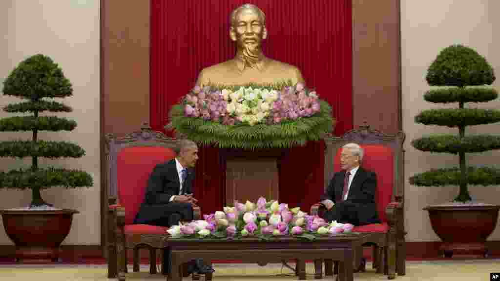 Le président américain Barack Obama rencontre le secrétaire général du parti communiste vietnamien Nguyen Phu Trong au Bureau central à Hanoi, le 23 mai 2016.