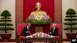  သမၼတ အိုဘားမားႏွင့္ ဗီယက္နမ္ ကြန္ျမဴနစ္ ပါတီ အႀကီးအကဲ Nguyen Phu Trong တို႕ ေမလ ၂၃ရက္က ဟႏိြဳင္း ၿမိဳ႕တြင္ ေတြ႕ဆံုေနစဥ္။ ဓါတ္ပံု - (AP Photo/Carolyn Kaster)