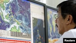 Spesialis riset sains mengamati data komputer mengenai gempa bumi di lembaga seismologi Quezon City, Filipina. (Foto: Reuters)