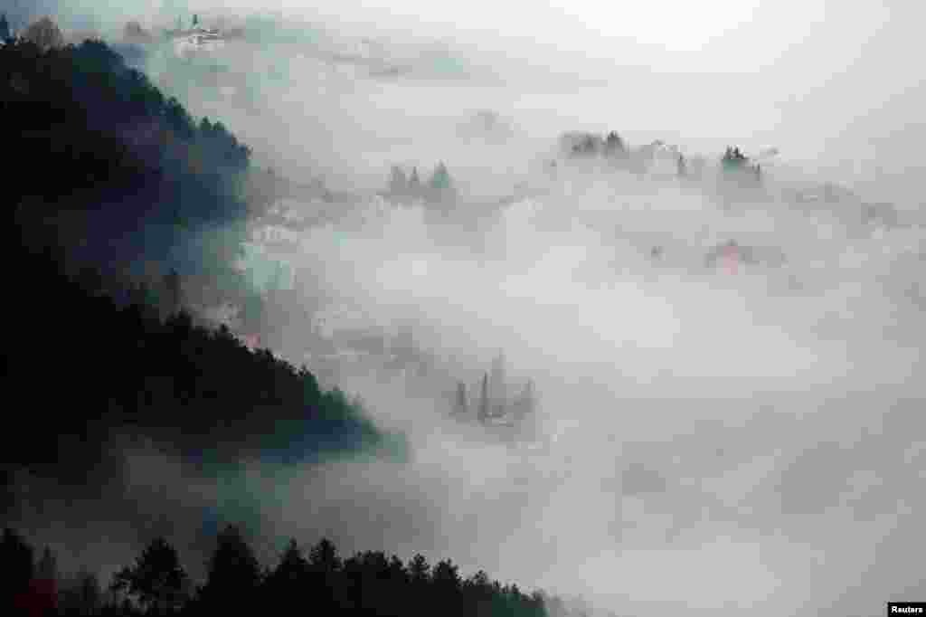ساختمان هایی که در هوای مه آلود مقدونیه پوشیده شده اند.