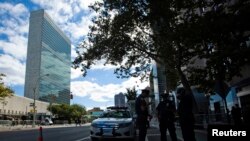 Des policiers montent la garde près du bâtiment de l'ONU à New York (22 septembre 2013)