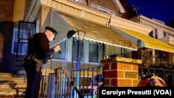 Philadelphia Police Officer Shawn Wills investigates a double shooting. The city homicide rate has exacerbated Covid-19 stress for emergency room nurses. (Carolyn Presutti/VOA)