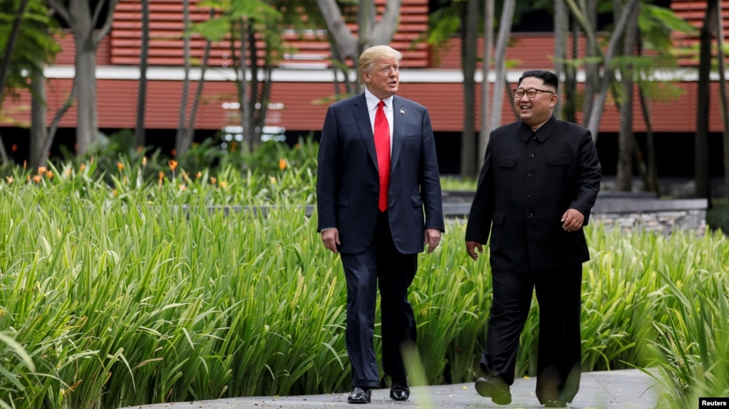 Tổng thống Mỹ Donald Trump (trái) và lãnh tụ Bắc Hàn Kim Jong Un tại Singapore trước cuộc gặp thượng đỉnh hôm 12/6.