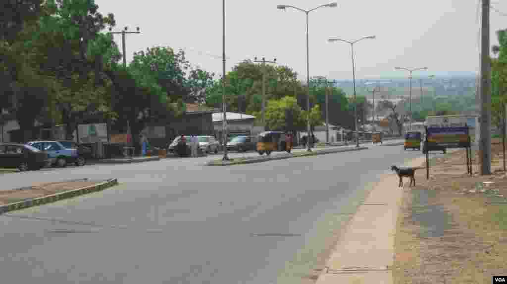 Saboda dokokin da aka gindaya, hanyoyi da tituna a babban birnin Jihar Adamawa, wato Yola kennan, babu kowa akansu. Ibrahim Abdulaziz.