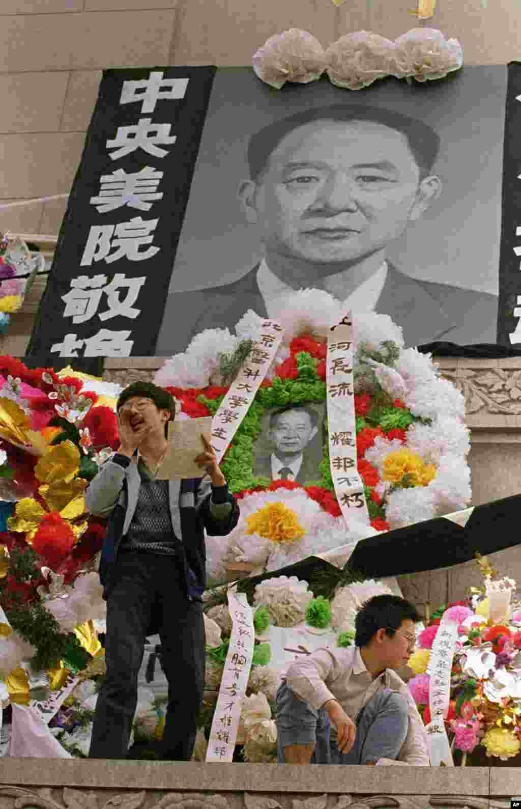 中国学生在北京天安门广场上的人民英雄纪念碑前展示胡耀邦像和&ldquo;何处招魂&rdquo;&ldquo;民主之光耀邦&rdquo;等标语（1989年4月19日） 。1989年4月15日，抑郁中的胡耀邦突然心梗病逝，引发民众不满和自发悼念，直接触发后来的八九民运和&ldquo;六四事件&rdquo;。而这也导致胡耀邦多年来成为中共党内的禁忌，直到团派出身的前总书记胡锦涛任内才逐渐解禁，并于2015年11月20日为他举办百岁诞辰座谈会。