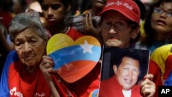 Dân chúng Venezuela cầu nguyện cho sức khỏe của ông Chavez tại Caracas.