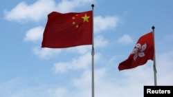 香港立法会外面的中国国旗与香港特区旗帜 