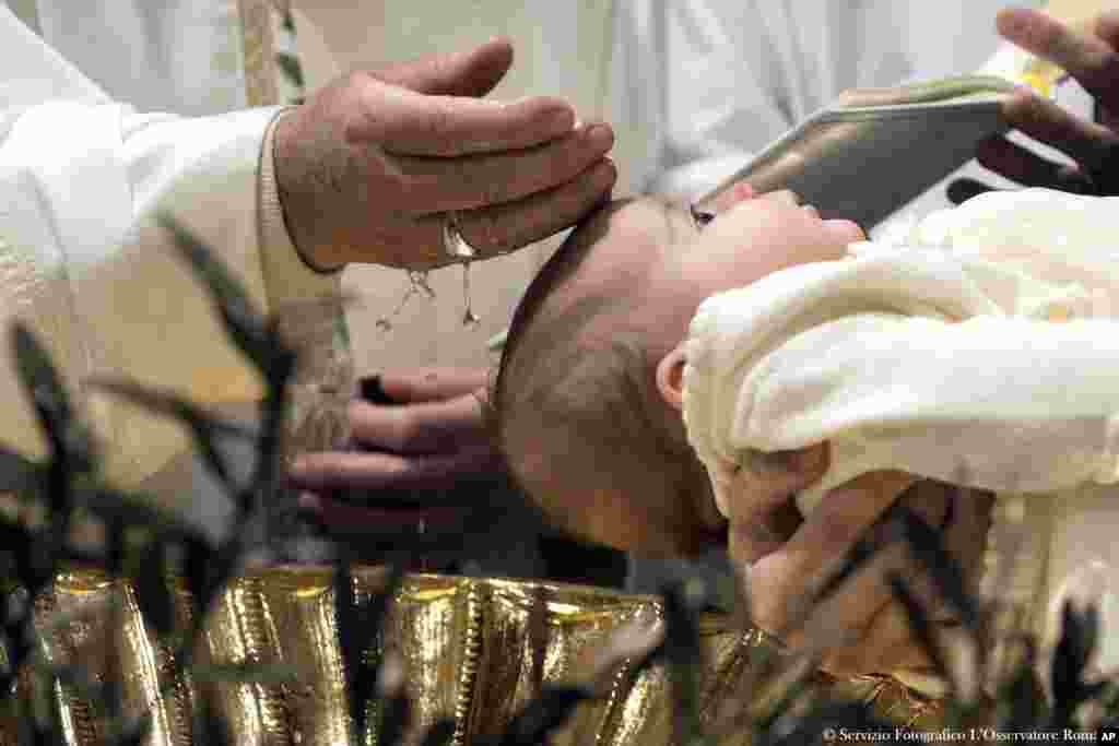 غسل تعمید ۲۸ کودک توسط پاپ فرانسیس در کلیسای سیستین در واتیکان.