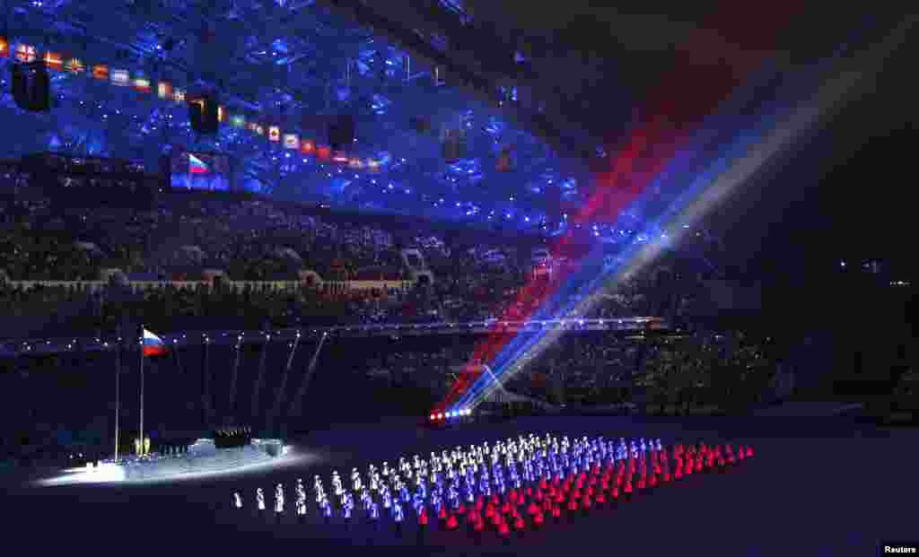 7일 소치 동계 올림픽 개막식장에서 러시아 국기 모양의 조명이 객석을 비추고 있다.