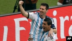 Lionel Messi celebra junto al "Fideo" Di María el primer gol de los dos que anotó contra Nigeria.