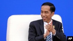 Presiden Indonesia Joko Widodo berusaha meyakinkan investor asing untuk berinvestasi di Indonesia dalam kunjungan ke Singapura hari Selasa 28/7 (foto: dok). 
