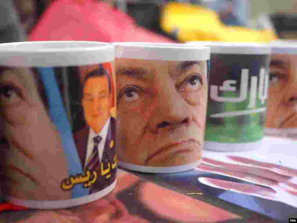 Meski digulingkan dari kekuasaan dan dituduh mencuri dana publik serta memerintahkan pembunuhan demonstran damai dan kejahatan lainnya, gelas bergambarkan wajah mantan diktator Hosni Mubarak masih dijual di Kairo (6/10). (VOA/H. El Rasam)
