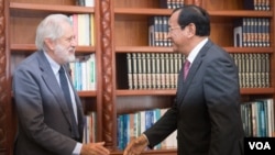 Lord David Puttnam, British Prime Minister's special envoy meets with FM Prak Sokhon on Tuesday, November 08 , 2016 in Phnom Penh. ( Leng Len/VOA Khmer) 