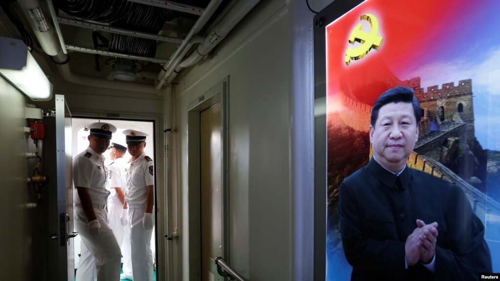 驻香港海军基地的中国海军士兵站在一艘挂有习近平画像的军舰内。（2016年7月1日）(photo:VOA)