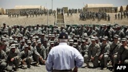 Міністр оборони США Роберт Ґейтс зустрічається з американськими військовослужбовцями