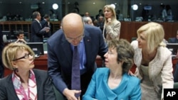 France's Foreign Minister Alain Juppe (2nd L) greets European Union High Representative for Foreign Affairs and Security Policy Catherine Ashton (2nd R) during an EU foreign ministers meeting at the EU Council in Brussels, May 23, 2011